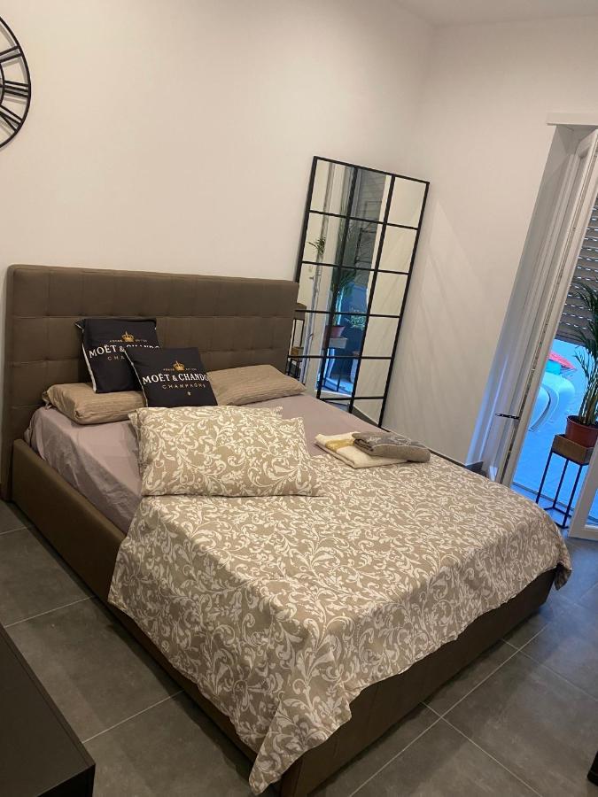 Decoluxe !Apartamento Con 1 Camera Da Letto , In Zona San Paolo , Via Martiniana トリノ エクステリア 写真